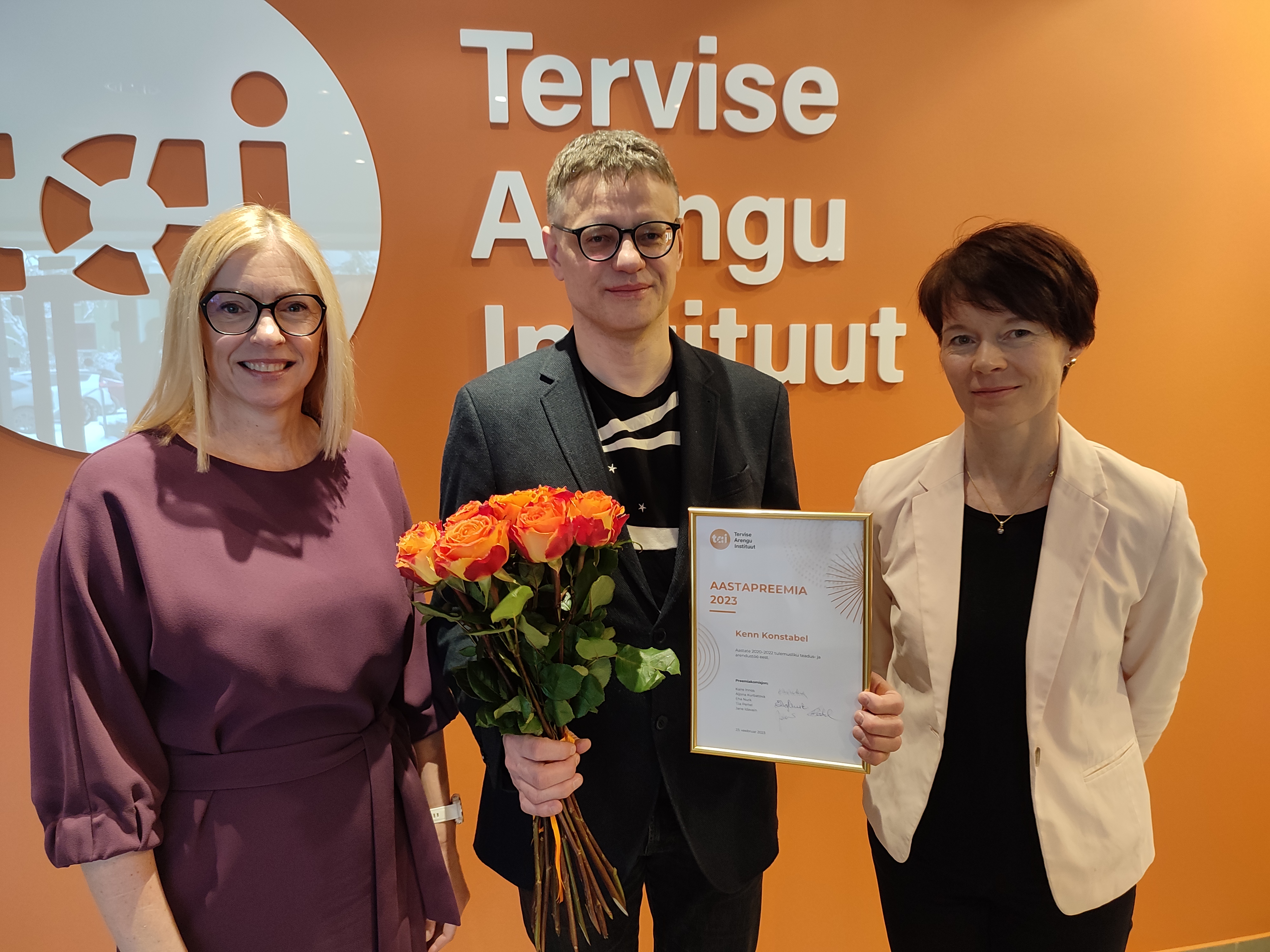 TAi direktor Annika Veimer, aastapreemia pälvinud Kenn Konstabel ja teadusdirektor Kaire Innos