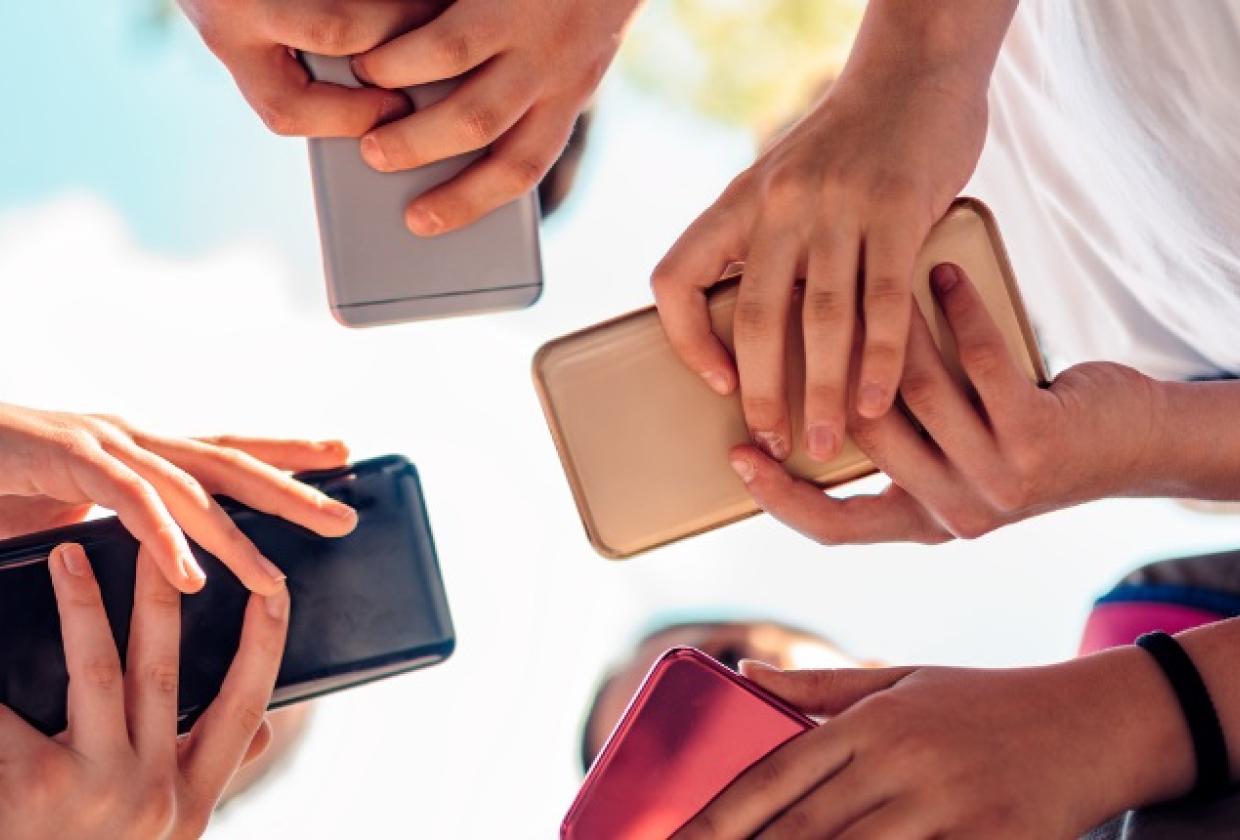 mobiiltelefonid käes