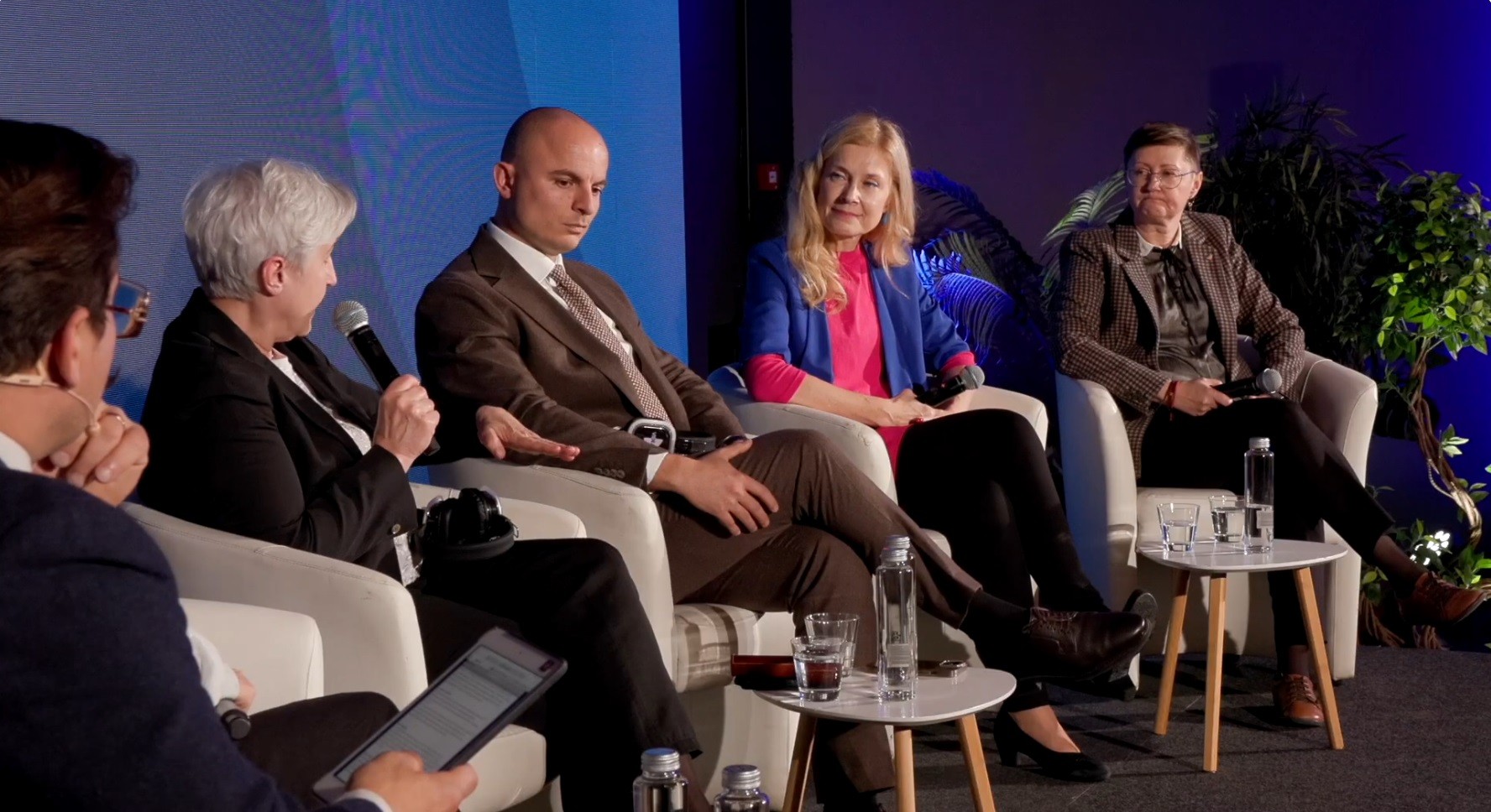 Paneeldiskussioonis osalejad Dalia Puidokiene (Leedu), Edi Mujaj (Läänemeremaade Nõukogu), Kristiina Luht (sotsiaalministeerium) ja Sirle Blumberg (sotsiaalkindlustusamet). Kuvatõmmis konverentsi „Me peame rääkima prostitutsioonist“ salvestisest.