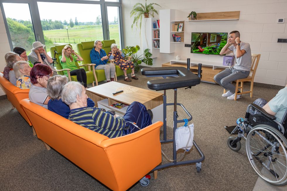 Tartu Südamekodu juht Andri&nbsp;Võsokovski juhatamas hommikutervituse ringi, mille juurde kuuluvad ka võimlemisharjutused.