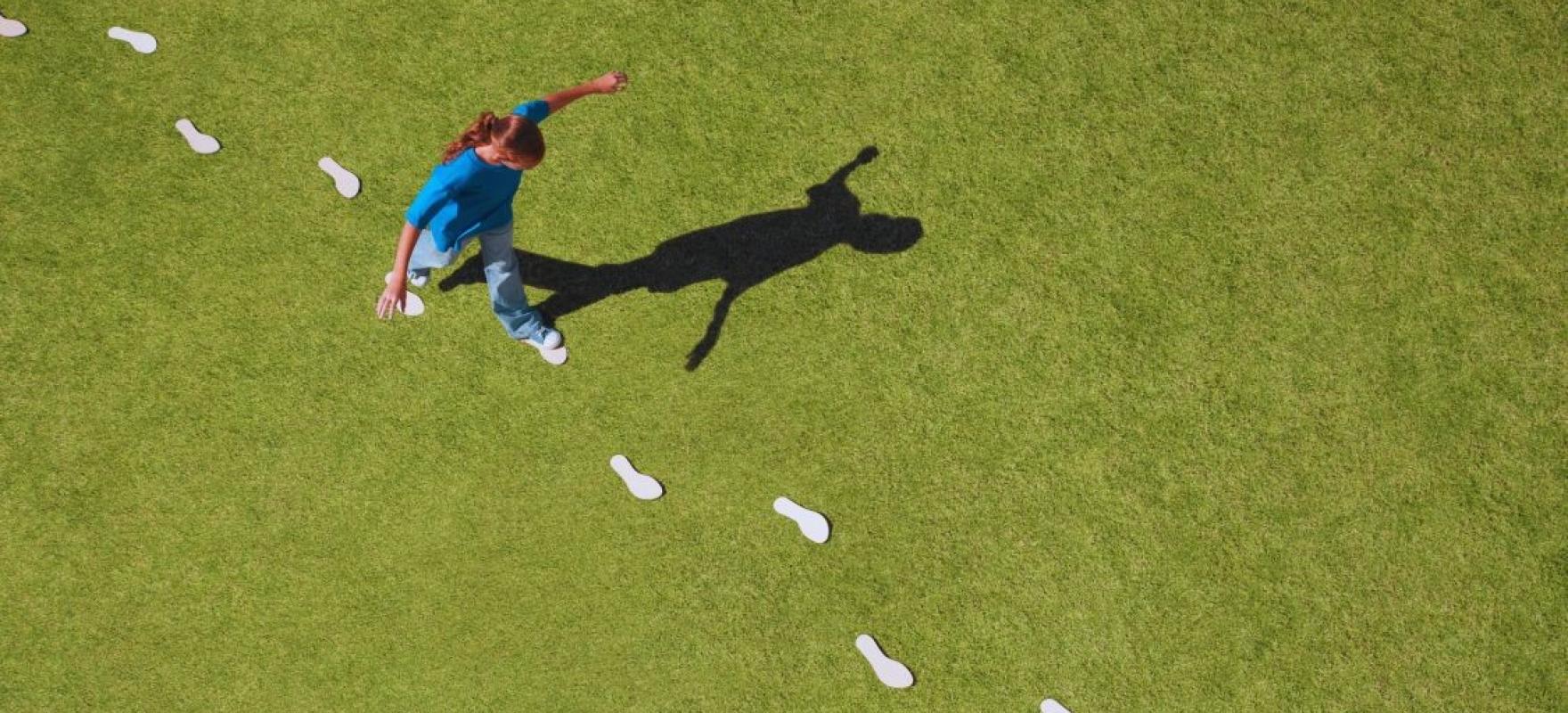 tüdruk kõndimas jalajälgedes