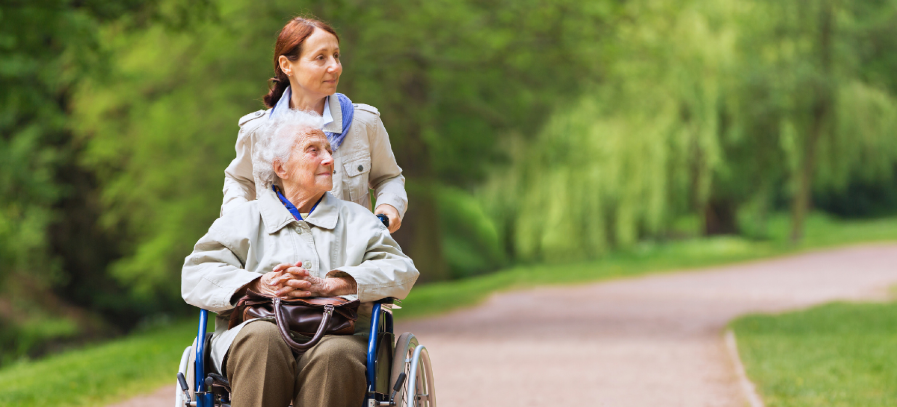 hooldustöötaja abistamas naist